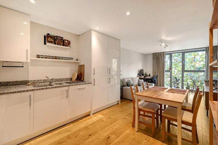 2 Bedroom Apartment To Rent In Fulneck Place, Stepney Green, E1