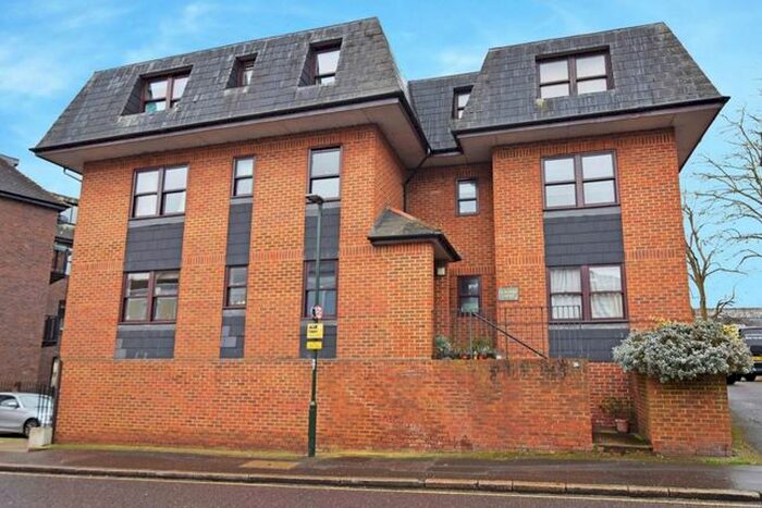 1 Bedroom Flat To Rent In Station Road, Hampton, TW12