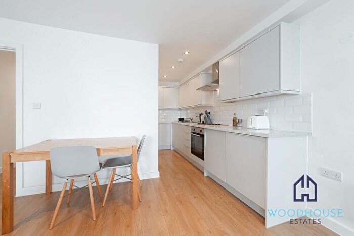 2 Bedroom Flat To Rent In Roman Road, London, E2