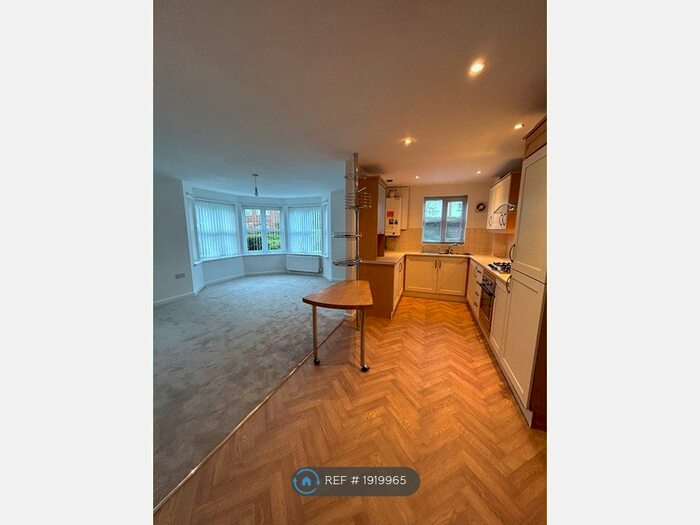 2 Bedroom Flat To Rent In Manchester, Sale, M33