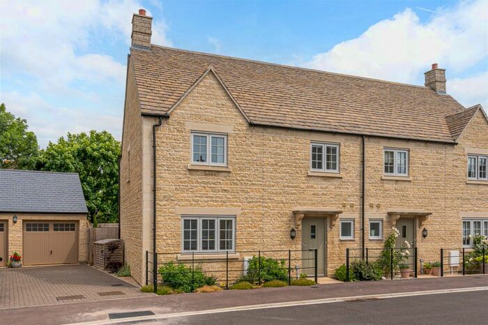 3 Bedroom Semi-Detached House For Sale In Woolsack Close, Tetbury, GL8