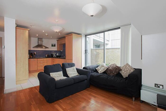 1 Bedroom Flat To Rent In Gateway House, A Balham Hill, London, SW12
