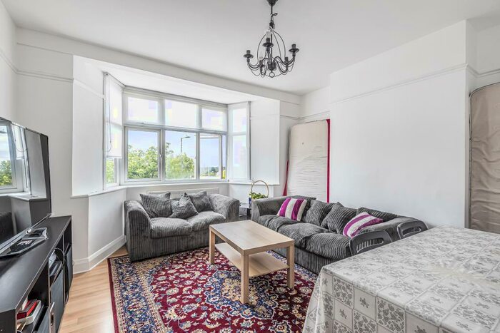 2 Bedroom Apartment To Rent In East End Road, East Finchley, N2