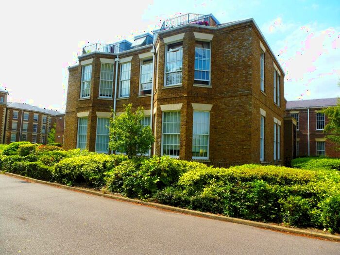 3 Bedroom Flat To Rent In Royal Drive, Friern Barnet, N11