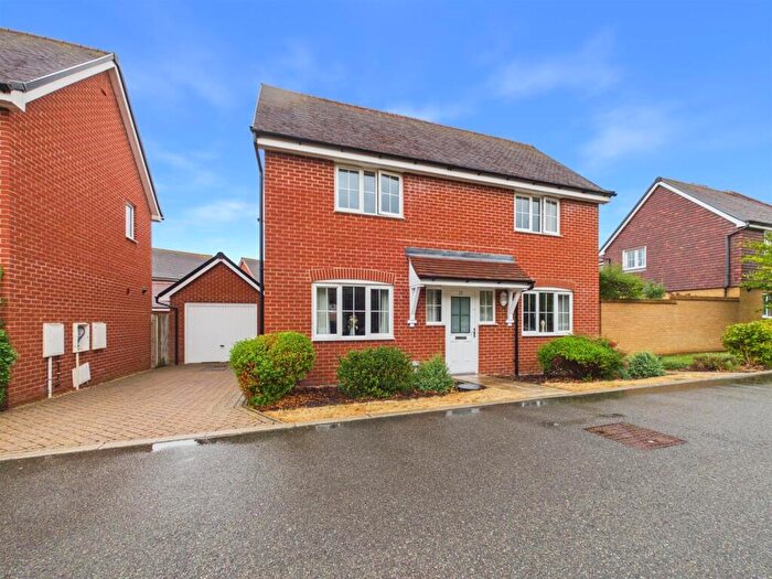 3 Bedroom Detached House For Sale In Pulver Road, Kingsbrook, Aylesbury, HP22