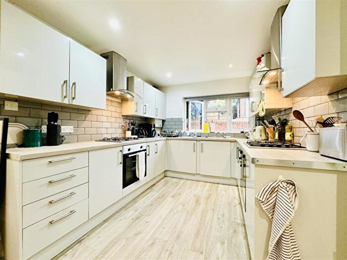 8 Bedroom House To Rent In Harlaxton Drive, Nottingham, NG7