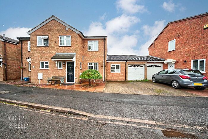 3 Bedroom Semi-Detached House For Sale In Laxton Close, Luton, Bedfordshire, LU2