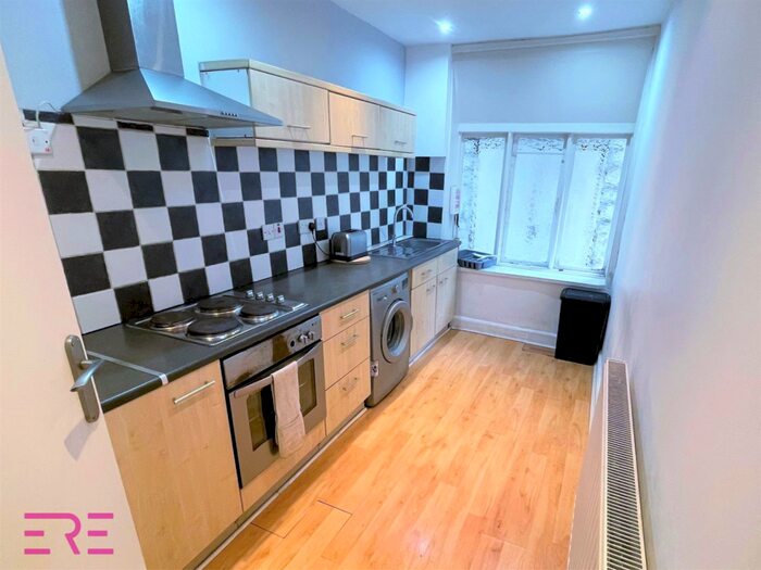 3 Bedroom Apartment To Rent In Shaw Lane, Leeds, LS6