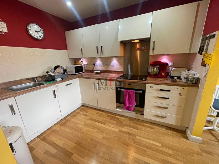 2 Bedroom Flat For Sale In Featherstone Road, Southall, UB2