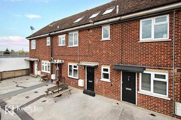 1 Bedroom Flat For Sale In Turners Hill, Cheshunt, EN8