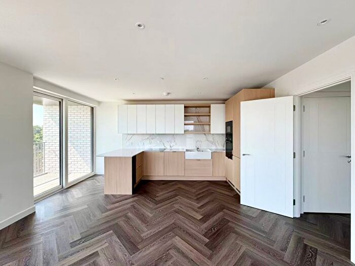 3 Bedroom Flat To Rent In London, NW9