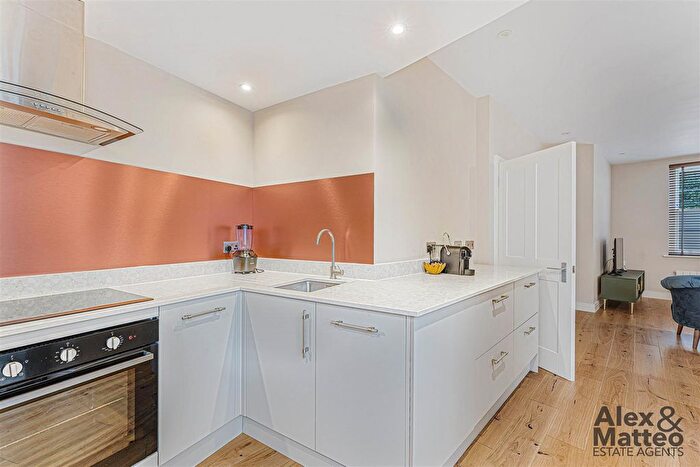 2 Bedroom Flat For Sale In Rotherhithe Street, Rotherhithe, SE16