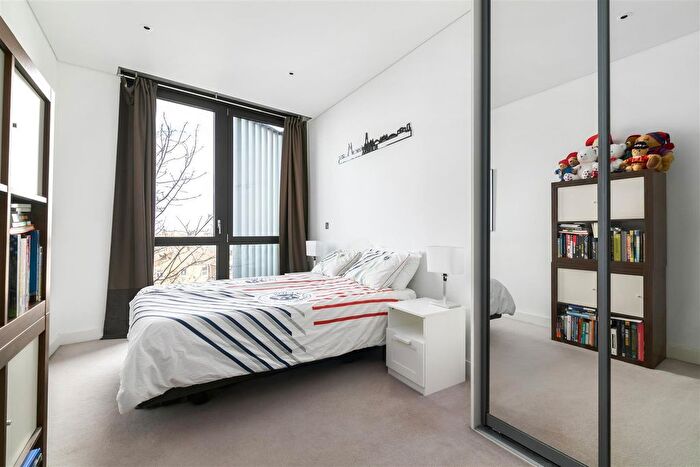 2 Bedroom Flat To Rent In Plaza Gardens, London, SW15