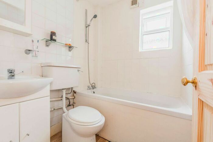2 Bedroom Flat For Sale In Cheshunt Road, Forest Gate, London, E7