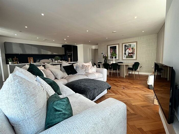 3 Bedroom Flat To Rent In South Tower, Deansgate Square, Manchester, M15