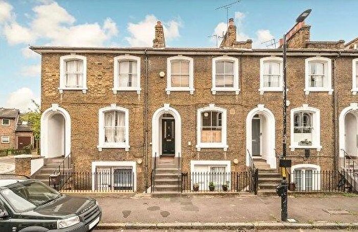 3 Bedroom Flat To Rent In Chapter Road, Kennington, SE17