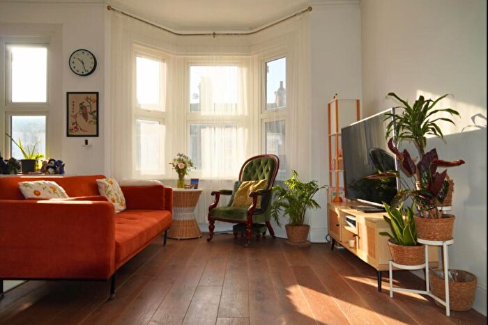 3 Bedroom Flat For Sale In Chapter Road, London, NW2