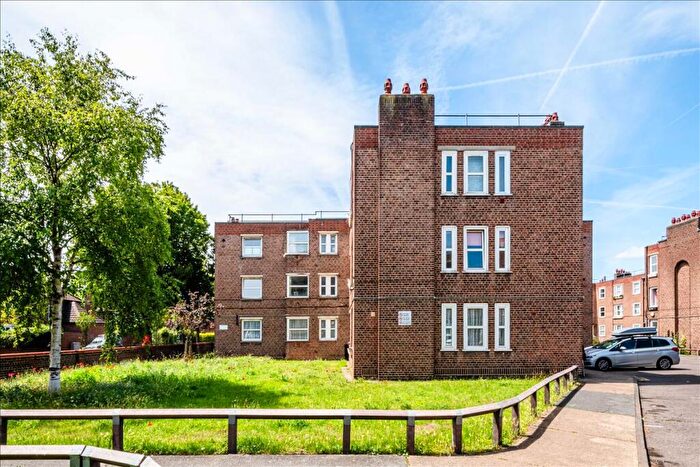 3 Bedroom Apartment To Rent In Mapledene Road, Hackney, E8