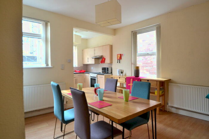 4 Bedroom Semi-Detached House To Rent In Bridge Grove, West Bridgford, NG2