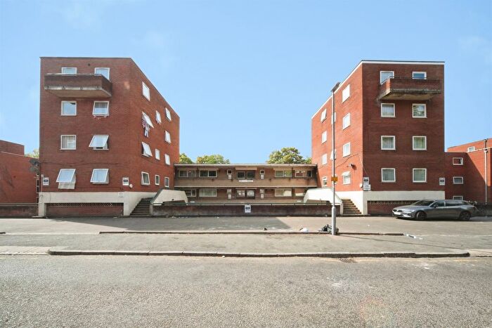 2 Bedroom Flat For Sale In Moulton Rise, Luton, LU2