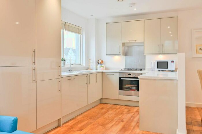 1 Bedroom Flat To Rent In Floral Court, Palmers Green, London, N13