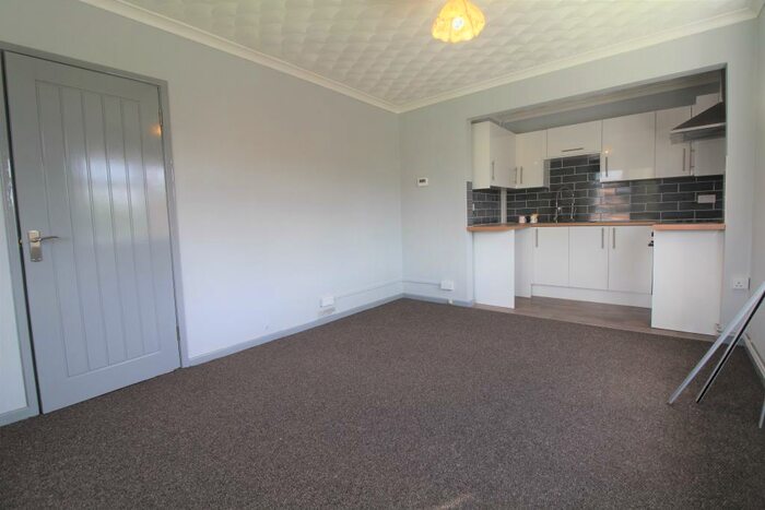 2 Bedroom Flat To Rent In Swale Avenue, Gunthorpe, Peterborough, PE4