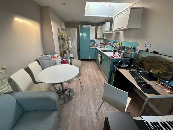 2 Bedroom Flat To Rent In B West Park, Bristol, BS8