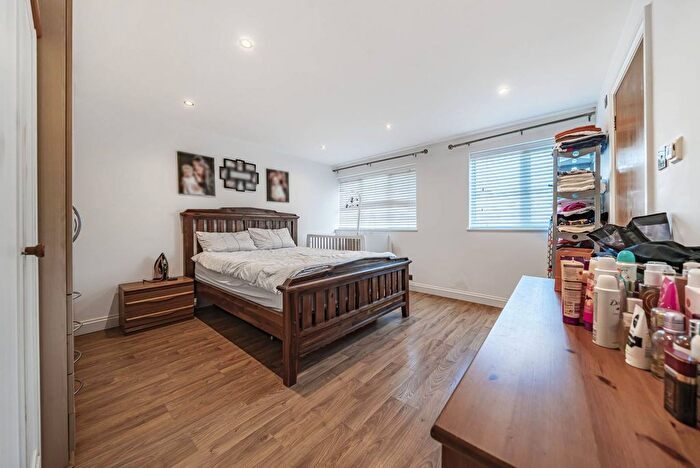 2 Bedroom Flat To Rent In Lansdowne Road, Wimbledon, London, SW20