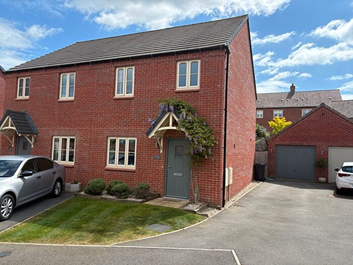 3 Bedroom Semi-Detached House For Sale In Dale Close, Lutterworth, LE17
