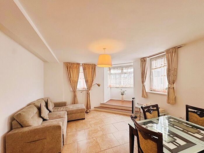 2 Bedroom Apartment To Rent In Penarth Road, Cardiff, CF11