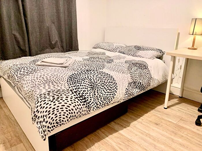 3 Bedroom Flat To Rent In Mackenzie Close, London, W12