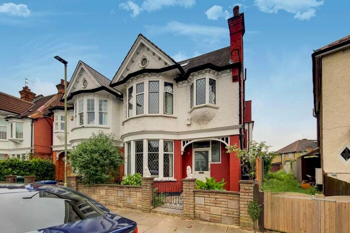 6 Bedroom Semi-Detached House To Rent In Eton Avenue, North Finchley, N12