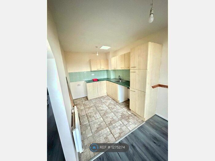 2 Bedroom Flat To Rent In Potovens Lane, Outwood, Wakefield, WF1