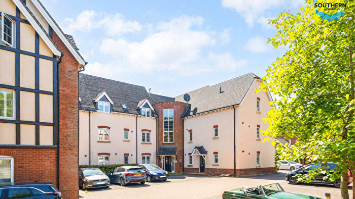 2 Bedroom Flat For Sale In Laneham Place, Kenilworth, Warwickshire, CV8