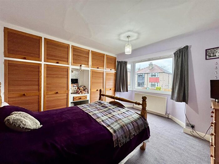 2 Bedroom Semi-Detached House For Sale In Warneford Rise, Cowlersley, Huddersfield, HD4