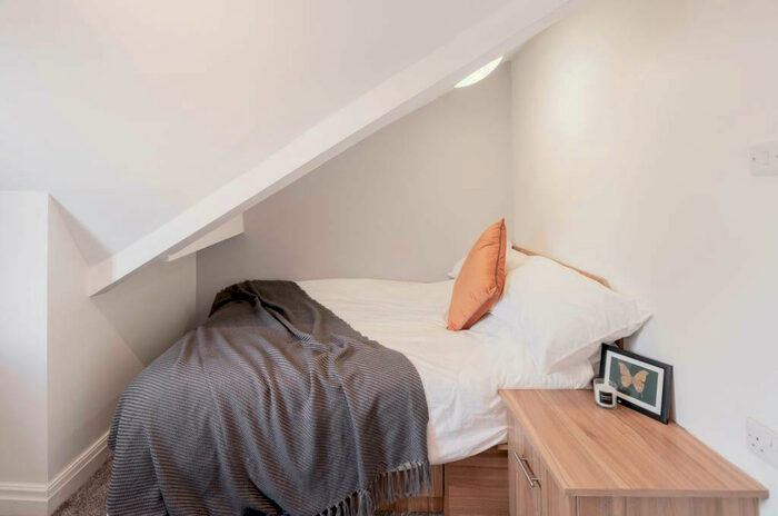 4 Bedroom Flat To Rent In North Lane, Leeds, LS6