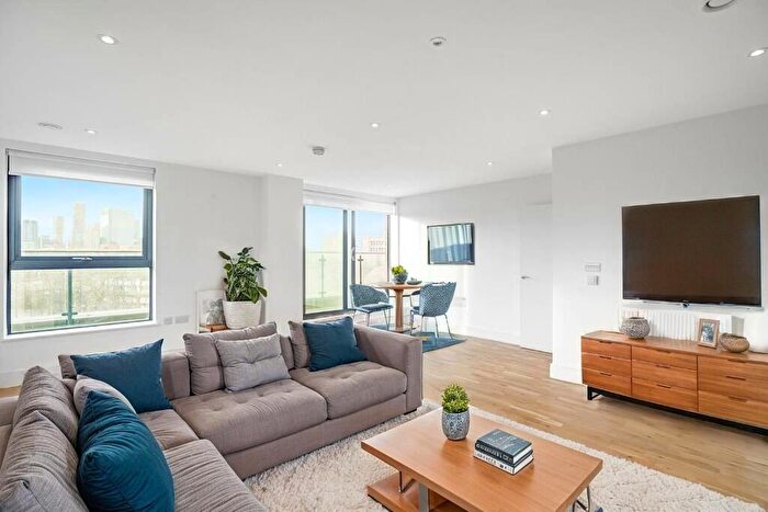 2 Bedroom Flat For Sale In Leven Road, London, E14