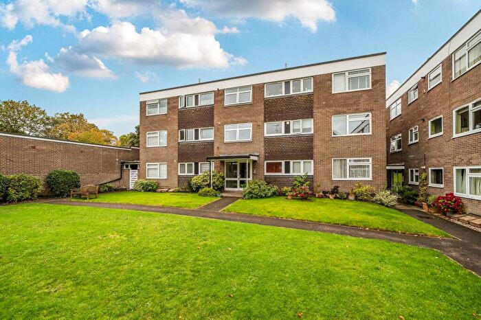 2 Bedroom Flat For Sale In Downs Hill Road, Epsom, KT18