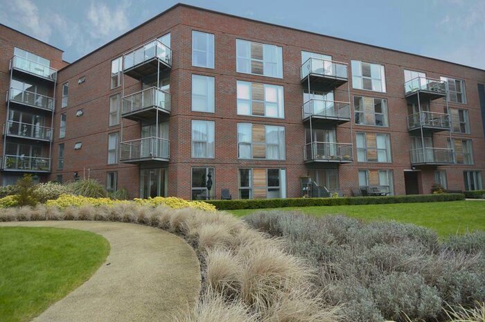 2 Bedroom Flat To Rent In The Heart, New Zealand Avenue, KT12