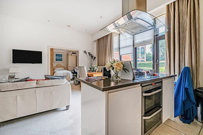 2 Bedroom Flat For Sale In Station Road, Henley-On-Thames, Oxfordshire, RG9