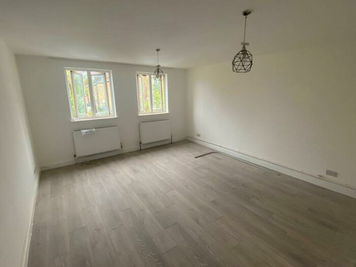 Flat To Rent In Mare Street, Hackney, E8