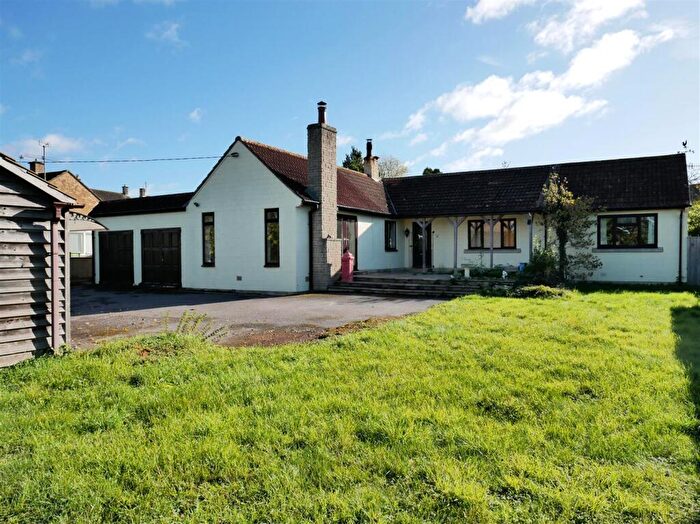 3 Bedroom Detached House For Sale In Oxford Road, Calne, SN11