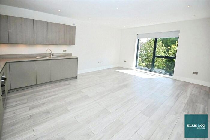 3 Bedroom Apartment To Rent In Woodside Park Road, London, N12