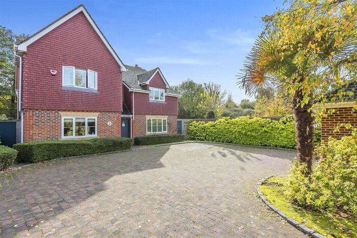 6 Bedroom Detached House To Rent In Chestnut Drive, Windsor, SL4