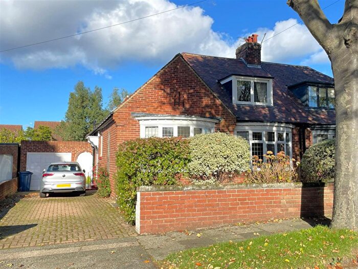 3 Bedroom Semi Detached Bungalow For Sale In Cleaside Avenue, South Shields, NE34