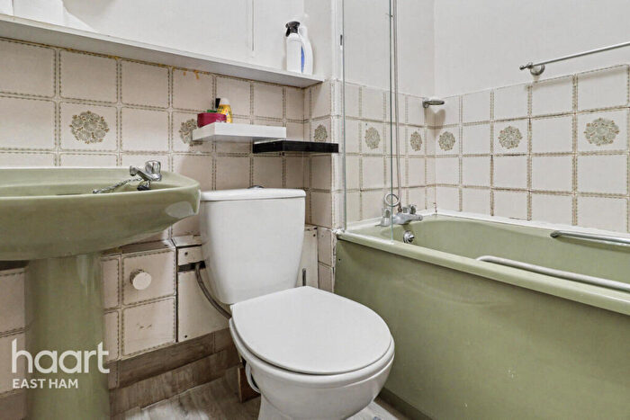 Studio For Sale In Harper Road, London, E6