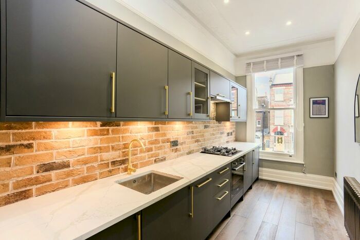 2 Bedroom Flat To Rent In Orlando Road, London, SW4