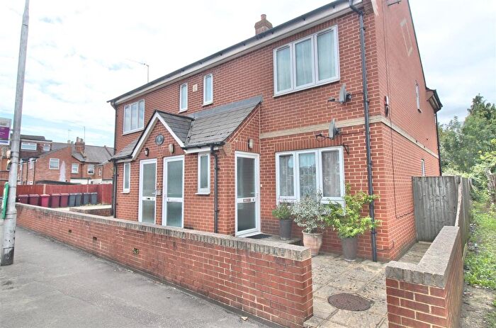 2 Bedroom Flat To Rent In Briants Avenue, Caversham, Reading, RG4