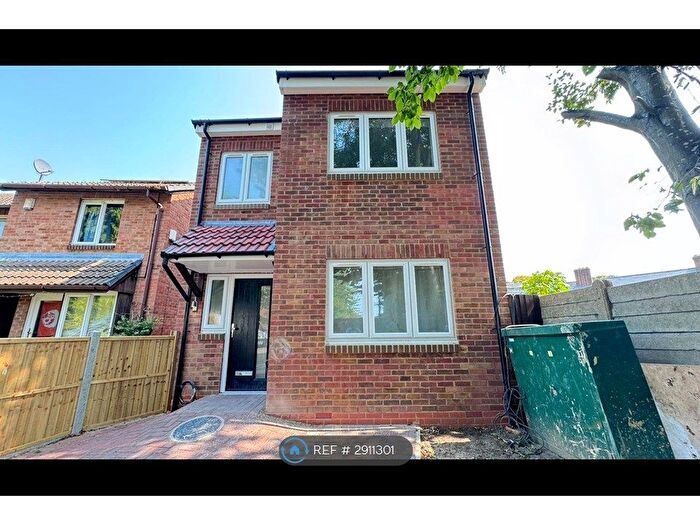 2 Bedroom Detached House To Rent In Diamond Close, London, RM8