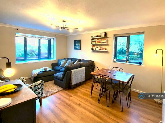 2 Bedroom Flat To Rent In Ashurst Close, London, SE20